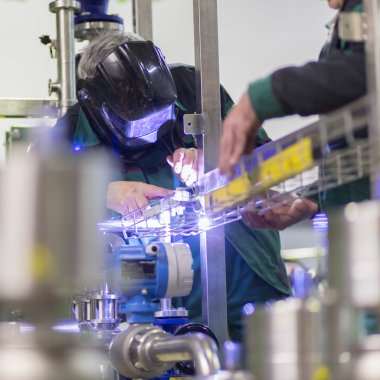Kaynak metal fabrikası sanayi işçisi.