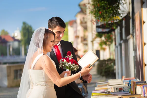 Όμορφο γαμήλιο ζεύγος αναθεώρηση εκλεκτής ποιότητας βιβλία. — Φωτογραφία Αρχείου