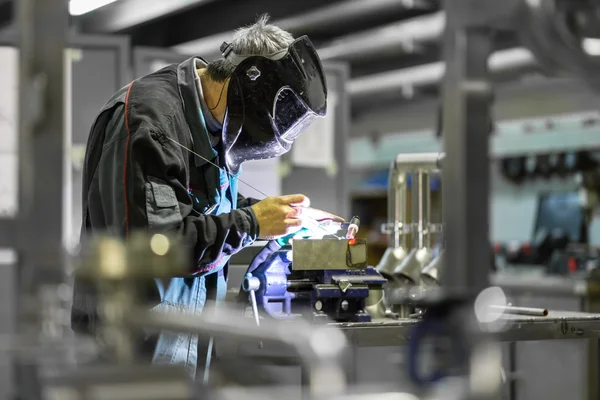 Industrial worker welding in metal factory. — Stock Photo, Image