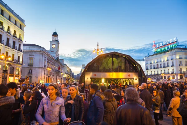 Emberek a Puerta del Sol téren, Madrid, Spanyolország. — Stock Fotó