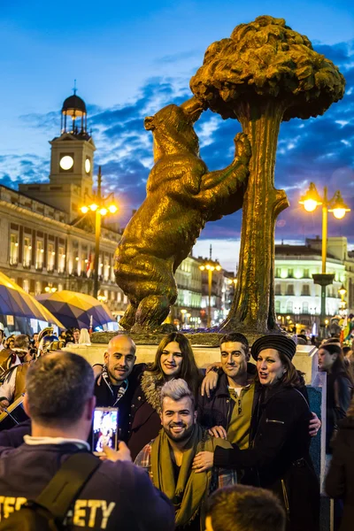 Menschen auf dem Platz Puerta del Sol, Madrid, Spanien. — Stockfoto