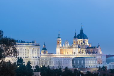 Madrid, İspanya 'daki Almudena Katedrali ve Kraliyet Sarayı.