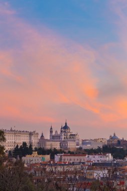 Madrid, İspanya 'daki Almudena Katedrali ve Kraliyet Sarayı.