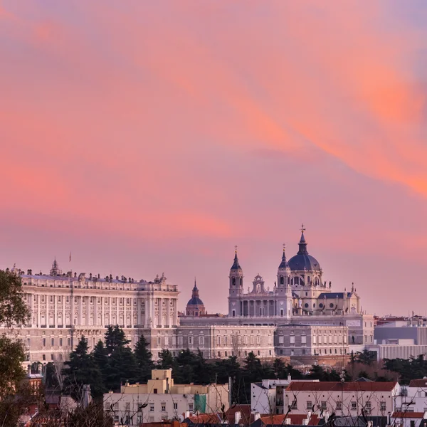 Almudena katedrála a královský palác v Madridu, Španělsko. — Stock fotografie