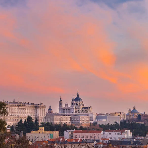 Almudena domkyrka och Kungliga slottet i Madrid, Spanien. — Stockfoto