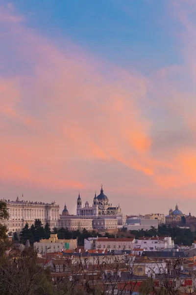 Katedra Almudena i Pałac Królewski w Madrycie, Hiszpania. — Zdjęcie stockowe