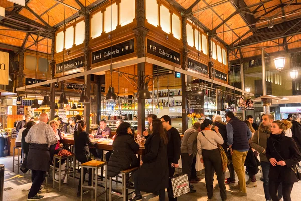 Люди пьют и едят на рынке Сан-Мигель, Мадрид . — стоковое фото