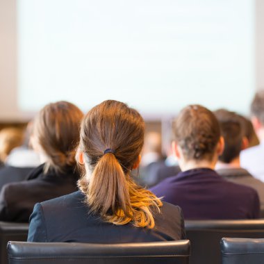 Konferans salonundaki izleyiciler..