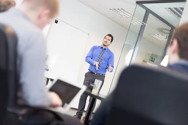 Geschäftspräsentation auf Unternehmenstreffen. — Stockfoto