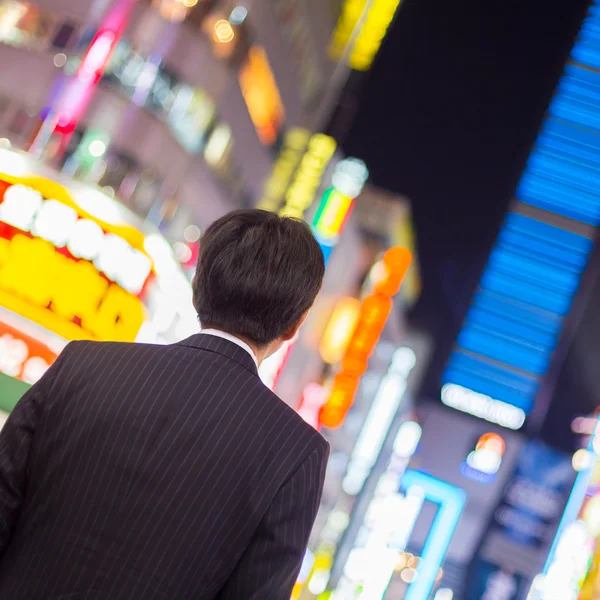 Бизнесмен в Синдзюку, Токио, Япония . — стоковое фото