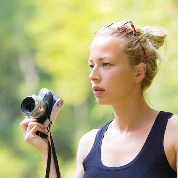 Woman in nature with retro camera. — Stock Photo, Image