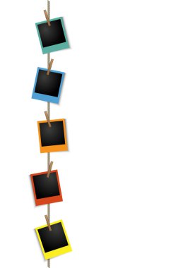 Bir clothesline üzerinde boş renkli fotoğraf çerçeveleri