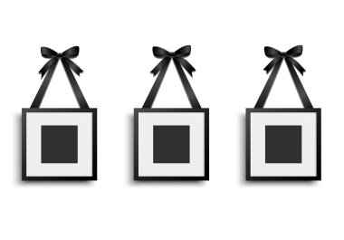 Şerit üzerinde asılı boş fotoğraf çerçevesi