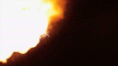 Yangın Patlama Geçiş Paketi 'ni boşaltın. Ateş, siyah arkaplanda Yavaş Hareket 'i üstüste getirir. Red Epic Dragon kamerasıyla çek. Bunları görüntüleriniz üzerinde sürükleyin ve karıştırma kipleri kullanın (ekran, kaplama, ekle).