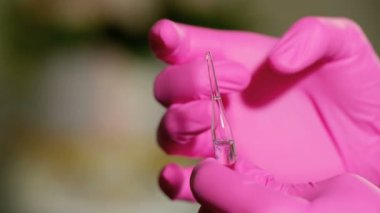 Enjeksiyon işlemi. Macro, şırınga iğnesini yavaş çekimde kapat. Aşı enjeksiyonu. Doktor İğne Kullanıyor. Sağlık ve tıbbi kavramlar. Kızıl Efsane Ejder Kamerası ile çekim yap.