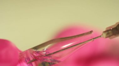 Enjeksiyon işlemi. Macro, şırınga iğnesini yavaş çekimde kapat. Aşı enjeksiyonu. Doktor İğne Kullanıyor. Sağlık ve tıbbi kavramlar. Kızıl Efsane Ejder Kamerası ile çekim yap.