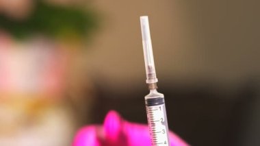 Enjeksiyon işlemi. Macro, şırınga iğnesini yavaş çekimde kapat. Aşı enjeksiyonu. Doktor İğne Kullanıyor. Sağlık ve tıbbi kavramlar. Kızıl Efsane Ejder Kamerası ile çekim yap.