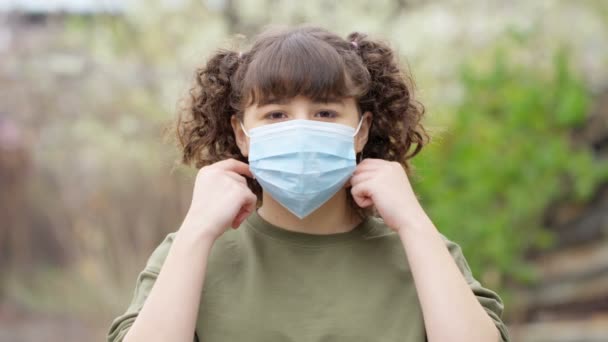 Meisje Doet Medisch Masker Voor Covid Virus Coronavirus Pandemie Ncov — Stockvideo