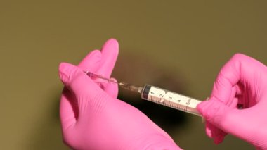 Enjeksiyon işlemi. Macro, şırınga iğnesini yavaş çekimde kapat. Aşı enjeksiyonu. Doktor İğne Kullanıyor. Sağlık ve tıbbi kavramlar. Kızıl Efsane Ejder Kamerası ile çekim yap.