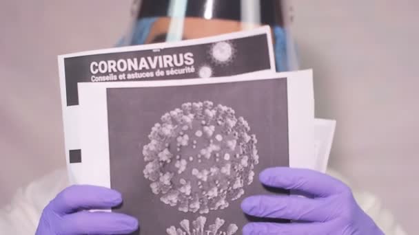 Doctor Rasgando Papel Con Inscripciones Coronavirus Arroja Lado Dispara Cámara — Vídeo de stock