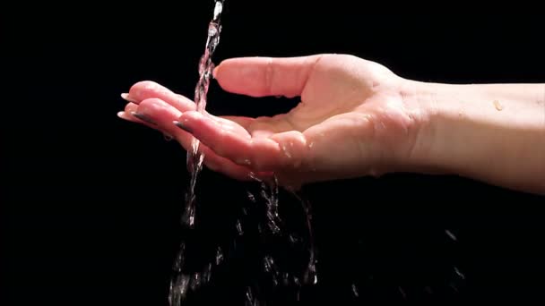 Water Giet Hand Slow Motion Beelden Zwarte Achtergrond Fotografeer Red — Stockvideo
