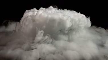 Kazanda dumansız buz dumanı siyah arka planda çok güzel yüksek kaliteli görüntüler. Kızıl Efsane Ejder Kamerası ile çekim yap.