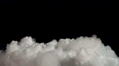 Siyah arka planda sert duman yumuşak çekim. Kızıl Efsane Ejder Kamerası ile çekim yap.