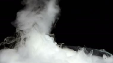 Kasırga dumanı siyah arka planda yumuşak, yüksek kaliteli görüntüler. Red Epic Dragon kamerasıyla çekildi..