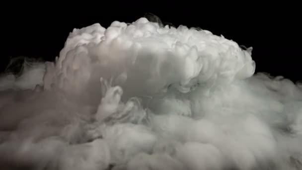 드라이 아이스 스모크는 드론의 아름다운 고품질의 필름을 배경으로 배경으로 드래곤 — 비디오