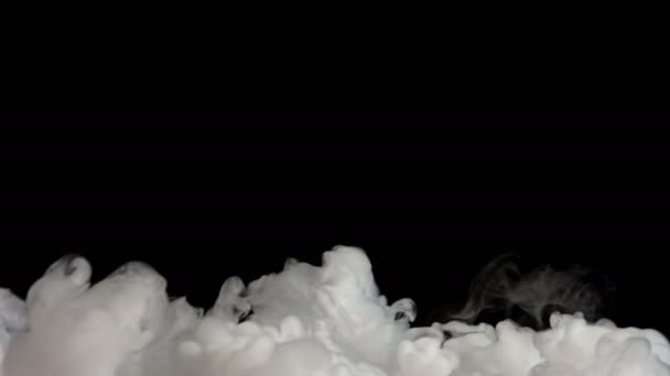 黒い背景の柔らかい映像にハード煙 レッド エピック ドラゴンのカメラで撃つ — ストック動画