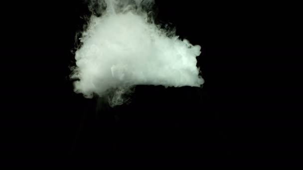 ハード煙黒い背景の柔らかい映像に落ちる レッド エピック ドラゴンのカメラで撃つ — ストック動画