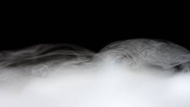 Siyah fotografta hala Gerçek Kuru Buz Dumanı var. Arkaplan, duvar kağıdı zarif web tasarımı, afişler, başlıklar, metinler ve benzeri şeyler için güzel bir patlama.