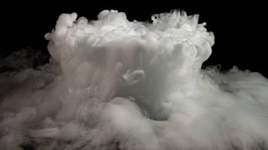 Siyah fotografta hala Gerçek Kuru Buz Dumanı var. Arkaplan, duvar kağıdı zarif web tasarımı, afişler, başlıklar, metinler ve benzeri şeyler için güzel bir patlama.