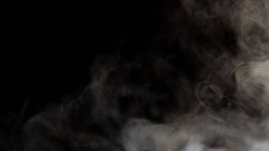 Siyah fotografta hala Gerçek Kuru Buz Dumanı var. Arkaplan, duvar kağıdı zarif web tasarımı, afişler, başlıklar, metinler ve benzeri şeyler için güzel bir patlama.