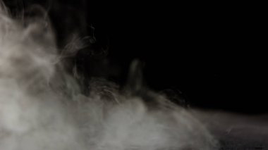 Siyah fotografta hala Gerçek Kuru Buz Dumanı var. Arkaplan, duvar kağıdı zarif web tasarımı, afişler, başlıklar, metinler ve benzeri şeyler için güzel bir patlama.