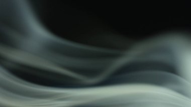 Siyah fotografta hala çok hafif bir duman var. Arkaplan, duvar kağıdı, web tasarımı, afişler, başlıklar, metinler ve benzerleri için zarif güzel duman efekti.