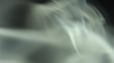 Siyah fotografta hala çok hafif bir duman var. Arkaplan, duvar kağıdı, web tasarımı, afişler, başlıklar, metinler ve benzerleri için zarif güzel duman efekti.