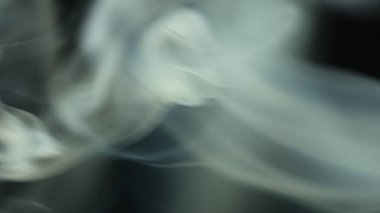 Siyah fotografta hala çok hafif bir duman var. Arkaplan, duvar kağıdı, web tasarımı, afişler, başlıklar, metinler ve benzerleri için zarif güzel duman efekti.