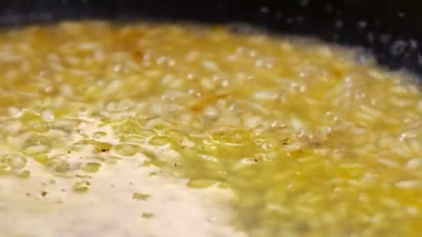 Gotujące się Risotto na patelni — Wideo stockowe