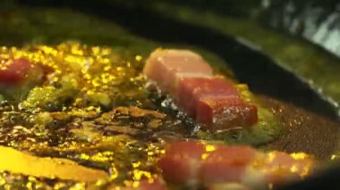 Şef Karıştırma Tavada Et Kesiyor