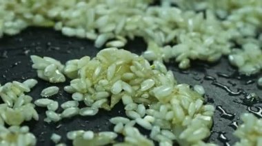 Şef Kızartma Tavasında Risoto 'yu Karıştırıyor