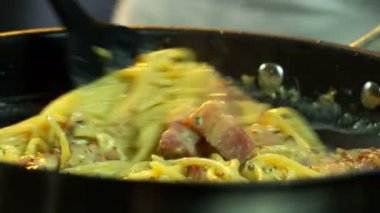 Şef Spaghetti 'yi Kızartma Tavasına Karıştırıyor