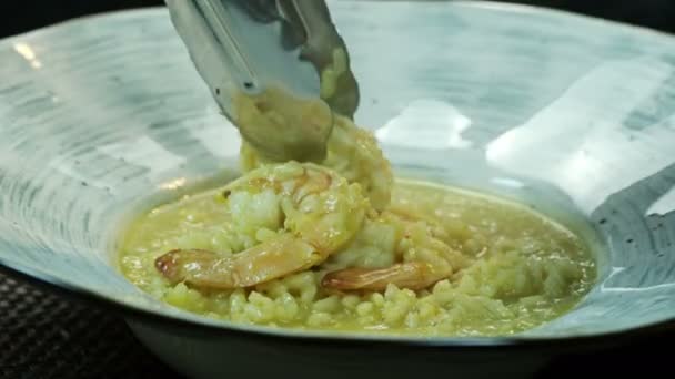 Bucătarul pune creveți pentru Risoto gătit — Videoclip de stoc
