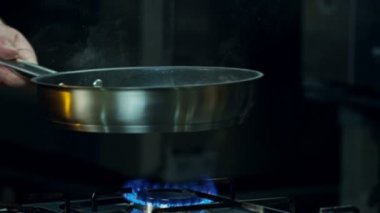 Kızartma Tavasında Ateş