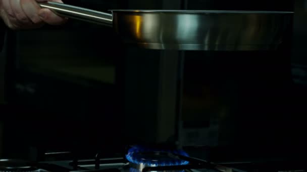 Eksplozja pieca gazowego w kuchni — Wideo stockowe