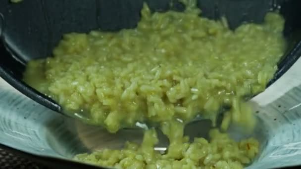 Tabağa pişmiş risotto dökülüyor — Stok video