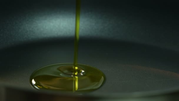 Öl in die Pfanne gießen — Stockvideo