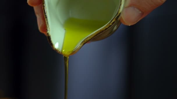 Наливание масла в приготовленный ризотто — стоковое видео