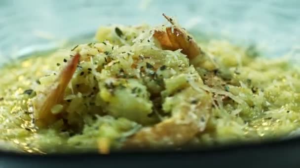 Rotační vařené rizoto v desce — Stock video