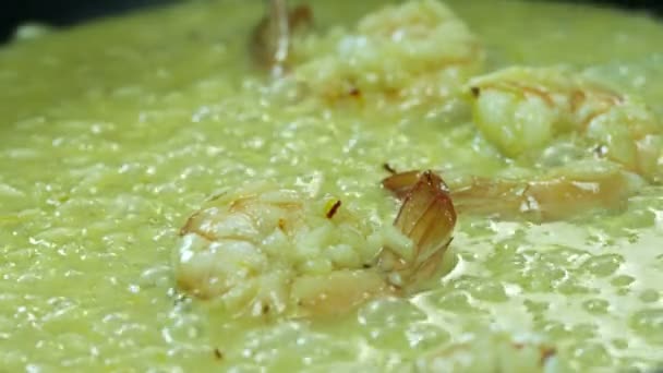 Krewetki we wrzącym Risotto — Wideo stockowe